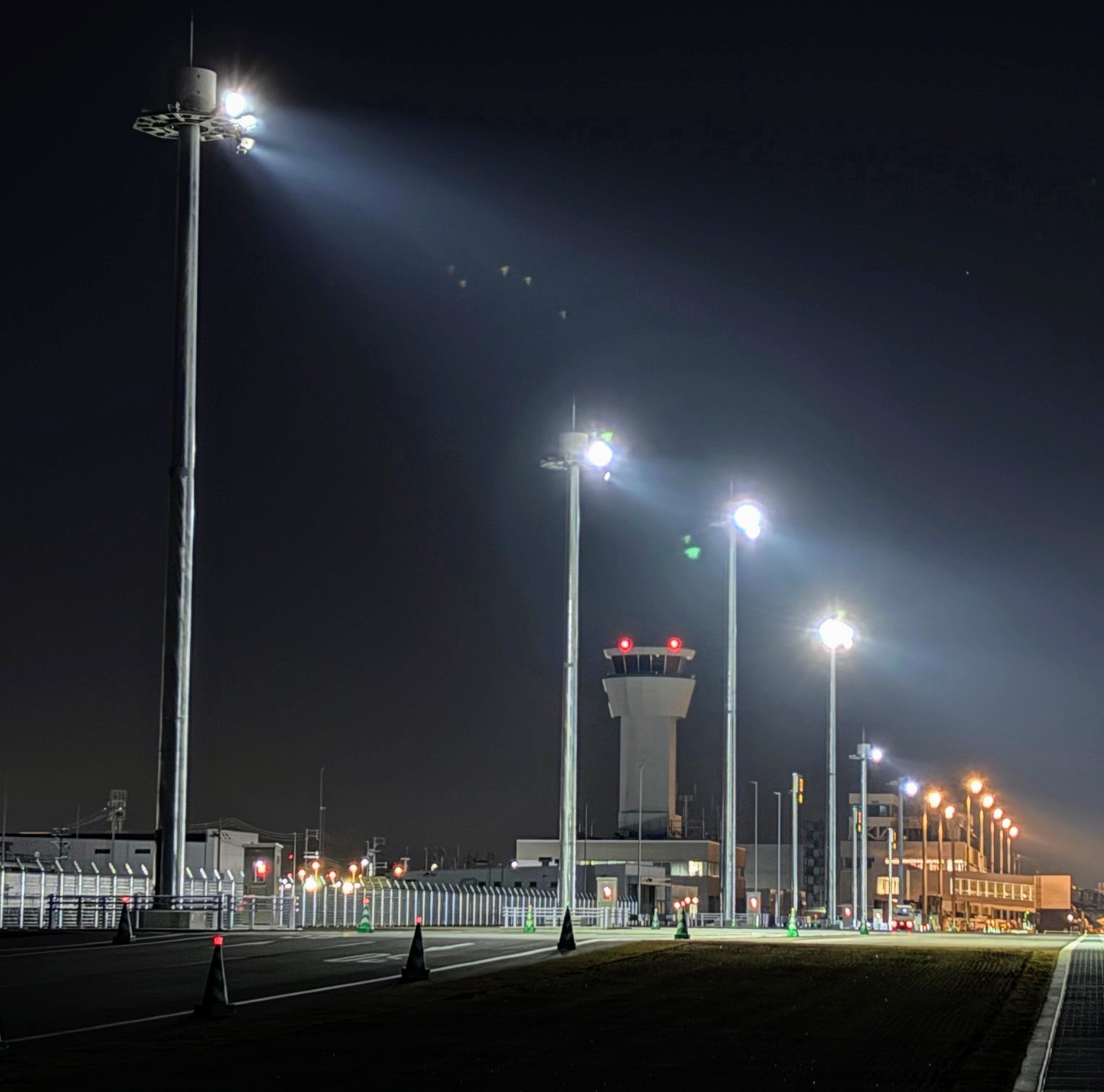 神戸空港エプロン照明灯他整備工事...